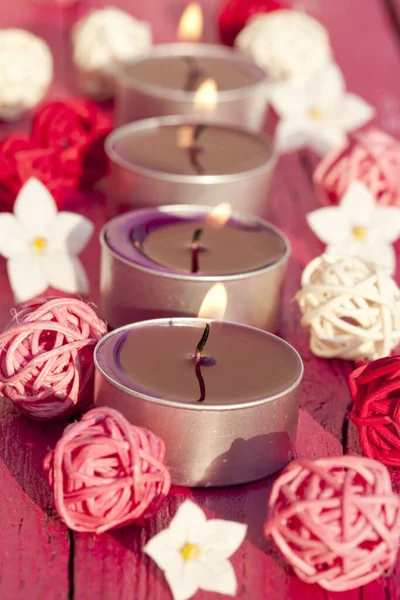 Eine Vertikale Aufnahme Von Vier Kerzen Und Dekorativen Blumen Und — Stockfoto