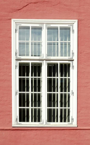 Primo Piano Verticale Una Finestra Con Una Cornice Bianca Sul — Foto Stock