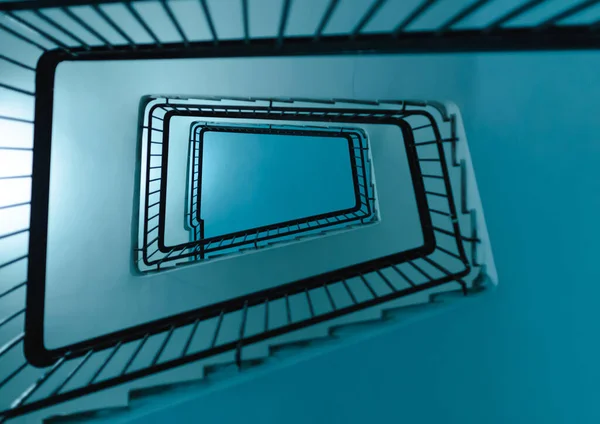 Een Perspectiefopname Van Onder Een Trappenhuis Die Geometrische Patronen Creëert — Stockfoto