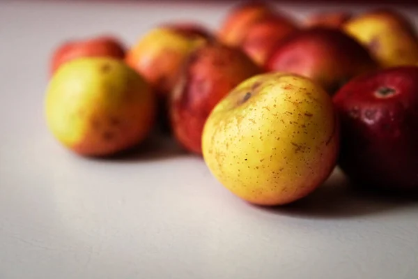 Gros Plan Pommes Fraîches Sur Fond Blanc — Photo