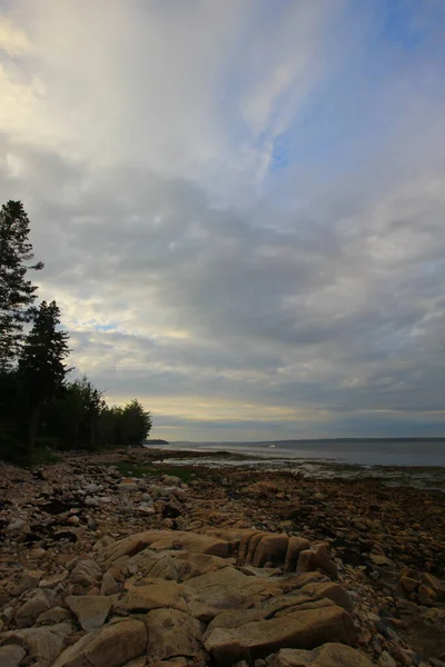 Beau Plan Vertical Littoral Rocheux Avec Mer Sous Ciel Nuageux — Photo