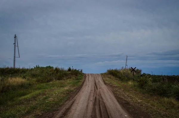 Eine Unbefestigte Straße Durch Die Landschaft Unter Blauem Himmel — Stockfoto