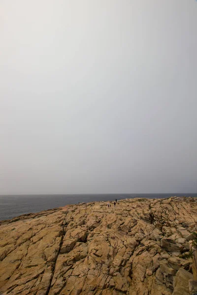 Tiro Vertical Acantilados Rodeados Por Mar Cubierto Niebla Ideal Para — Foto de Stock