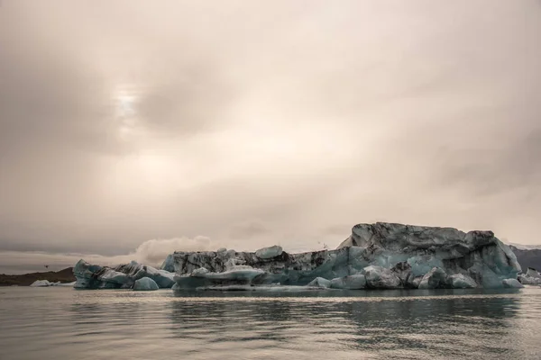 在美丽的白色蓬松的云彩下 美丽的冰岛冰川风景 — 图库照片