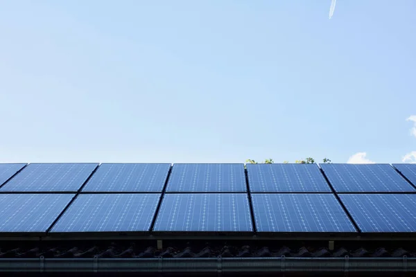 太阳能电池板在建筑物屋顶上的高角度的光伏太阳能电池板照片 — 图库照片