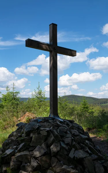 Ein Holzkreuz Auf Einem Kleinen Hügel — Stockfoto