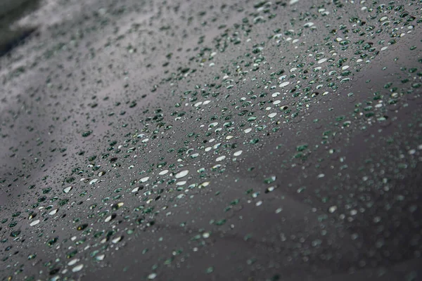 雨滴深色纹理表面 雨滴落在黑色汽车挡风玻璃上的汽车挡风玻璃上 — 图库照片