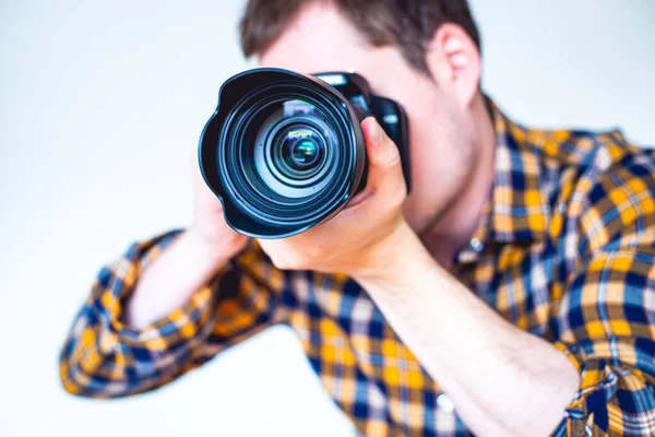 Close Jovem Segurando Uma Câmera — Fotografia de Stock