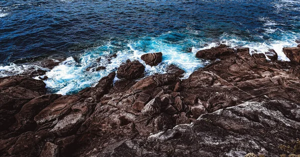 海的背景上的岩石海岸 — 图库照片