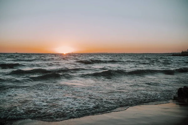 Дивовижний Знімок Красивого Скелястого Пляжу Під Час Заходу Сонця — стокове фото