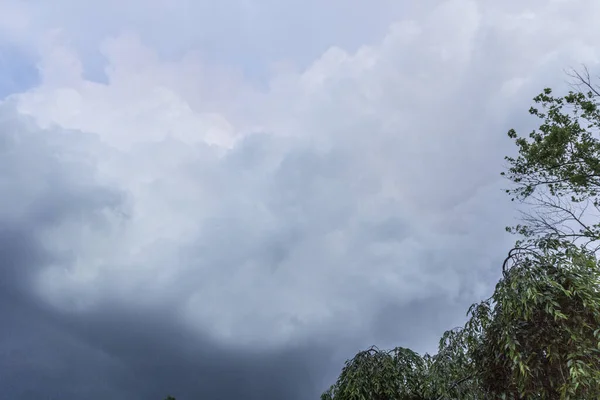 Angle Bas Ciel Nuageux Capturé Pendant Journée — Photo