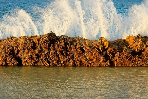 Uno Splendido Scenario Spruzzi Onde Marine Con Una Barriera Mare — Foto Stock