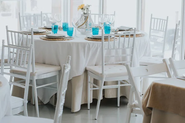 餐馆的桌上摆满了鲜花 铺在白色桌布上 — 图库照片