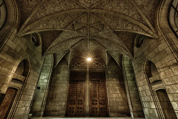 奥地利一座石造教堂的入口 石工建设 美丽的光芒照耀着入口大厅 — 图库照片