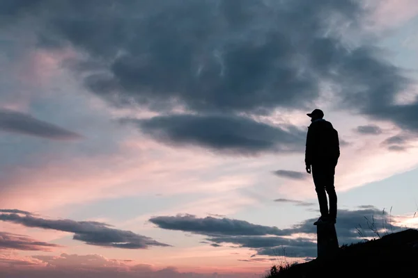 Ένα Μοναχικό Άτομο Στέκεται Ένα Λόφο Κοιτάζοντας Σύννεφα Ηλιοβασίλεμα Έννοια — Φωτογραφία Αρχείου