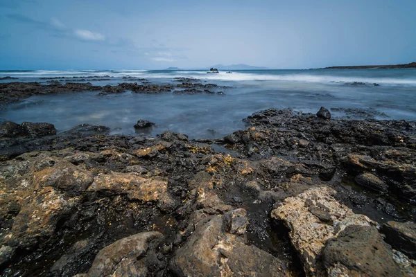 一个低角度的海滨岩石镜头 — 图库照片