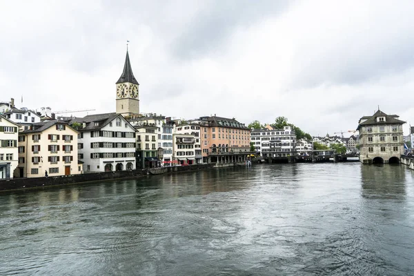 スイスのチューリッヒ 2018年5月17日 この画像は チューリッヒ湖の流出に由来するリムマット川の岸沿いの建物を示しています — ストック写真