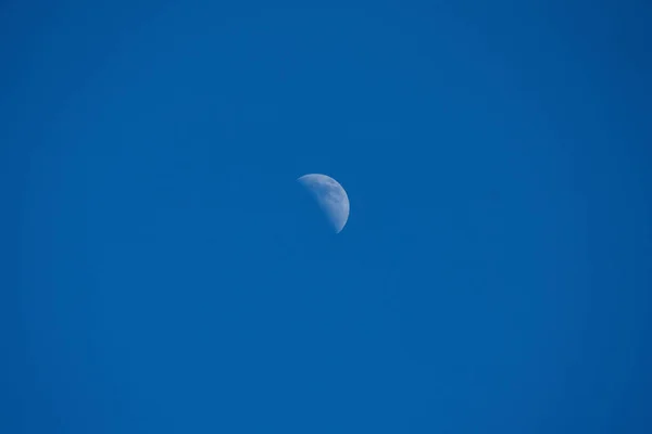 Tiro Ângulo Baixo Lua Primeiro Trimestre Durante Dia Perfeito Para — Fotografia de Stock