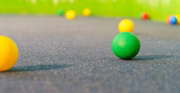 Tiro Foco Seletivo Bolas Plásticas Coloridas Caíram Playground — Fotografia de Stock