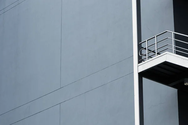 Yangın Merdivenleri Olan Modern Bir Binanın Cephesi — Stok fotoğraf