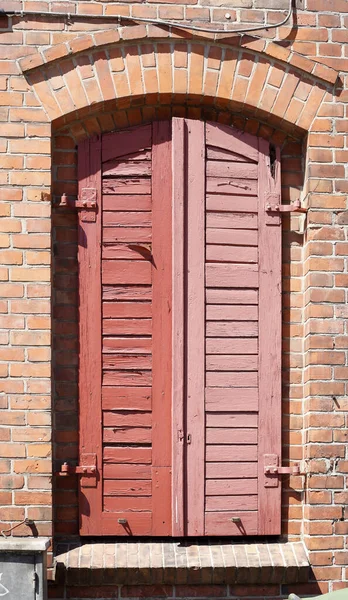 Oude Stijl Geschilderd Houten Raam Met Bakstenen Muren — Stockfoto