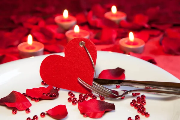 Крупный План Красных Сердец Красных Лепестков Роз Горящих Свечей Столе — стоковое фото