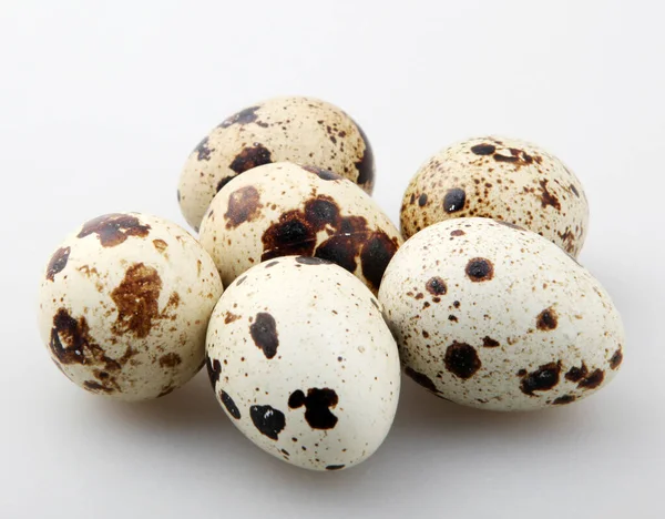Tiro Close Dos Ovos Codorna Com Manchas Marrons Superfície Branca — Fotografia de Stock