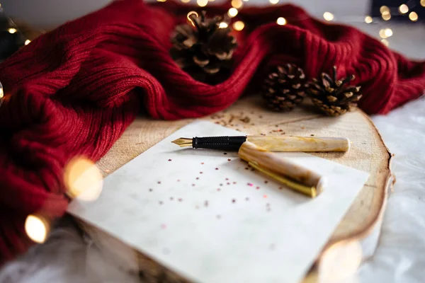 Primo Piano Dossi Luci Dell Albero Natale Tessuto Rosso Carta — Foto Stock