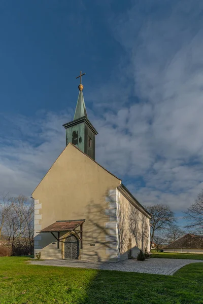オーストリアのカッツェンベルク教会の垂直ショット — ストック写真
