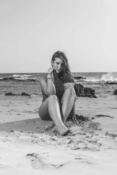 Pionowe Ujęcie Pięknej Europejskiej Kobiety Stroju Kąpielowym Siedzącej Piaszczystej Plaży — Zdjęcie stockowe
