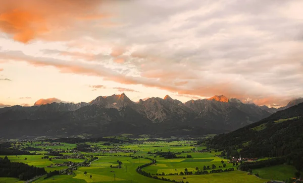 Een Prachtig Landschap Van Een Veld Omringd Door Kliffen Vastgelegd — Stockfoto