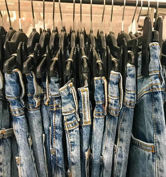 Uma Coleção Jeans Pendurados Rack Uma Boutique Moda Para Venda — Fotografia de Stock