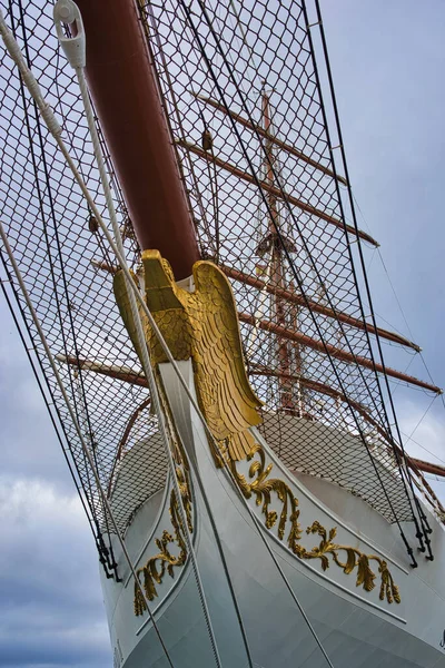 Tiro Hipnotizante Enorme Barco Branco Sob Céu Nublado — Fotografia de Stock