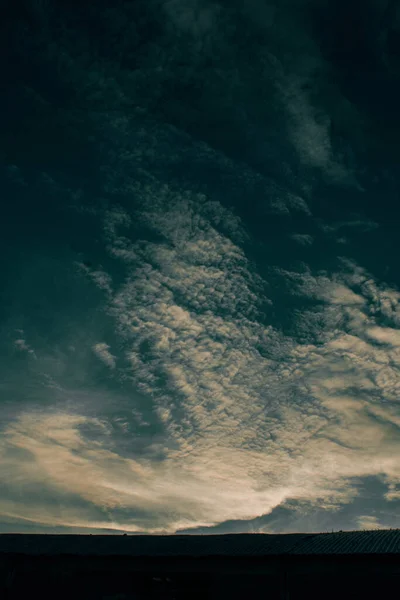 Ein Vertikaler Tiefflug Der Schönen Wolken Himmel — Stockfoto