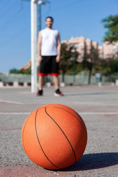 Tiro Foco Seletivo Vertical Uma Bola Basquete Tribunal Uma Pessoa — Fotografia de Stock