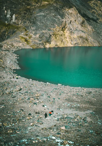 Plan Vertical Lac Bleu Clair Sur Une Montagne — Photo