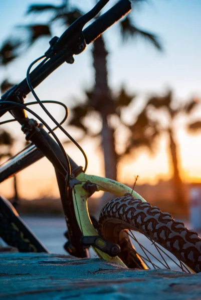 Disparo Vertical Una Bicicleta Estacionada Calle Con Puesta Sol Fondo — Foto de Stock