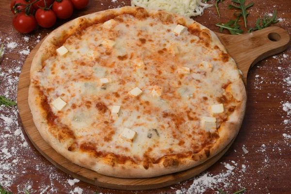 Eine Hochauflösende Aufnahme Einer Köstlichen Käsepizza Auf Einem Chaotischen Küchentisch — Stockfoto