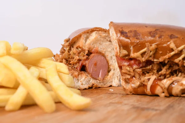 Detailní Záběr Lahodného Hotdogu Omáčkou Smaženými Brambory — Stock fotografie