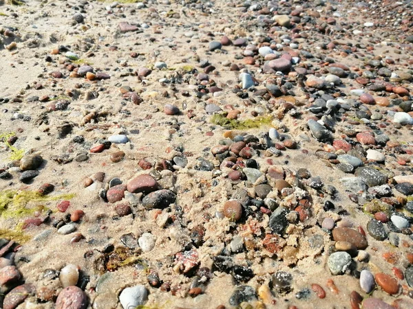 Uma Foto Perto Areia Praia Coberta Pequenas Rochas — Fotografia de Stock