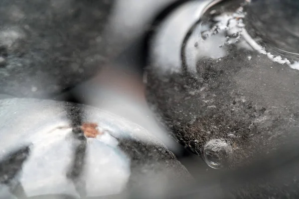 Una Macro Toma Hielo Derritiéndose Vaso Agua — Foto de Stock