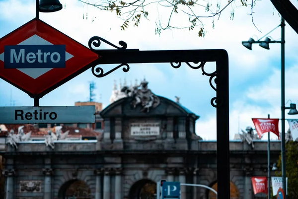 Közelkép Egy Metró Tábláról Madridban Acala Gate Háttérben — Stock Fotó