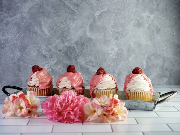Close Cupcakes Framboesa Uma Bandeja Mesa Decorada Com Flores — Fotografia de Stock