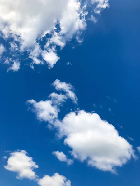 Tiro Ângulo Baixo Céu Azul Nublado Durante Dia Perfeito Para — Fotografia de Stock