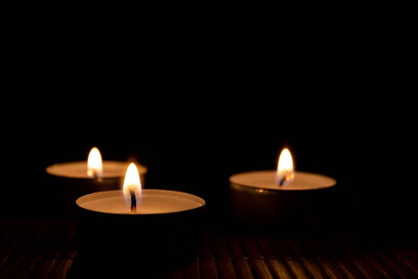 Eine Nahaufnahme Von Drei Brennenden Kerzen Dunkeln — Stockfoto