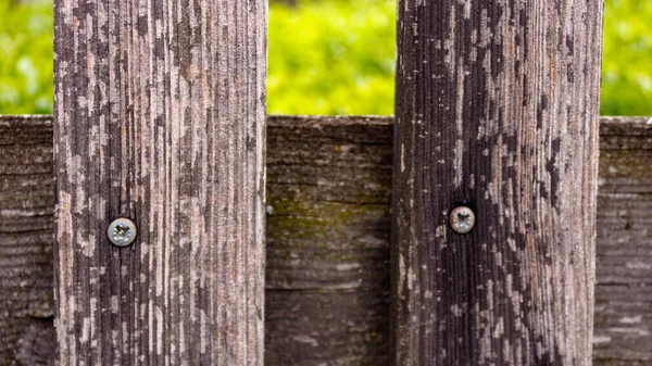 公園内の古い木の柵の閉鎖 — ストック写真