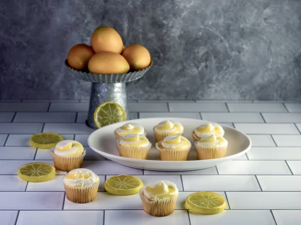 Primer Plano Deliciosos Cupcakes Con Mangos Limón Platos Sobre Mesa — Foto de Stock
