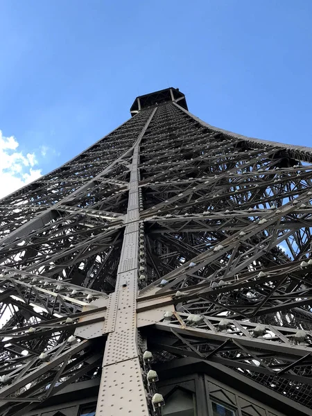 Colpo Verticale Angolo Basso Della Torre Eiffel Parigi Francia — Foto Stock
