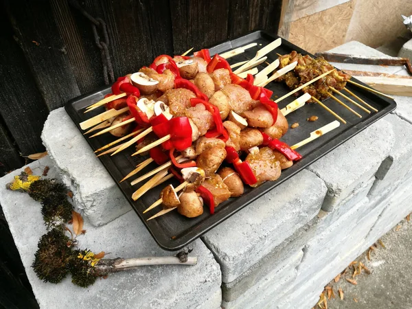 Tiro Close Espetos Grelha Com Aves Cogumelos Pimentas Vermelhas Churrasco — Fotografia de Stock