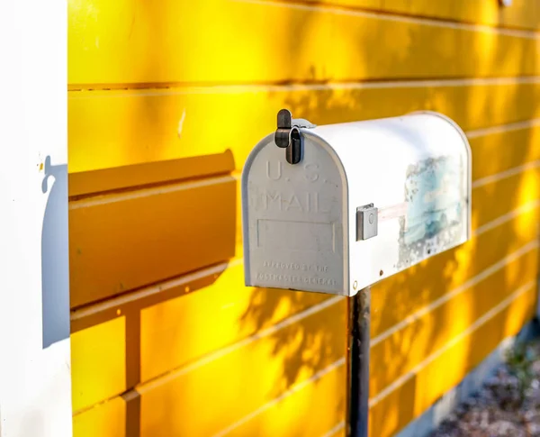 Nahaufnahme Eines Amerikanischen Briefkastens Vor Dem Hintergrund Einer Lebhaften Gelben — Stockfoto